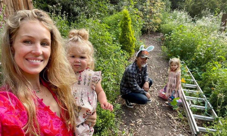 A picture of Trevor Brolin's father, Josh Brolin with his current spouse, Kathryn Boyd, and their kids.